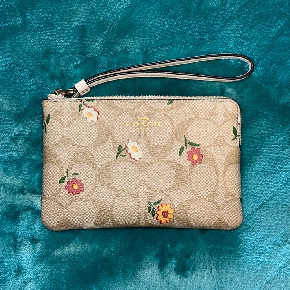Coach Wristlet In Signature Canvas With Nostalgic Ditsy Print ✨